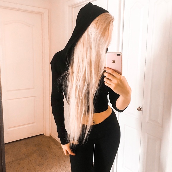 Brandy Melville Sweaters - LOWEST OFFER Brandy Melville Crop Hoodie